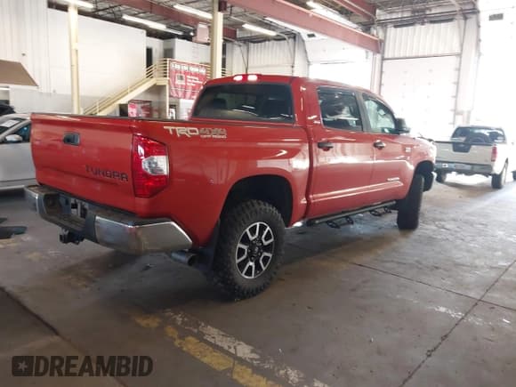 ✅ 2018 Toyota Tundra SR5 • VIN: 5TFDY5F10JX725646 • Лот: 43559134. Опубликован ранее на IAAI с пробегом 83 498 миль. Бесплатный доступ к архиву аукционных продаж из США и подробный отчёт об истории автомобиля на DreamBid. Изображение 4.