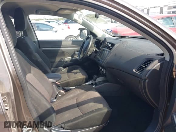 ✅ 2019 Mitsubishi Outlander SE • VIN: JA4AP4AU2KU018806 • Lot: 43280078. Wystawiony na IAAI z przebiegiem 128 521 mil. Bezpłatny archiwum sprzedaży aukcyjnych z USA i szczegółowy raport historii pojazdu na DreamBid. Zdjęcie 5.