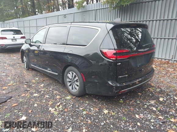 ✅ 2023 Chrysler Pacifica Hybrid Limited • VIN: 2C4RC1S76PR599596 • Lot: 43427260. Listed on IAAI with 32,972 mi. Free auction sales archive from the USA and detailed vehicle history report at DreamBid. Image 3.