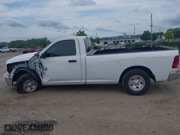 2016 Ram 1500 Tradesman с VIN 3C6JR6DT6GG285396, выставлен на аукционе IAAI как лот 42756232 с пробегом Не указан миль и . История ставок и продаж доступна на DreamBid. Изображение 13.