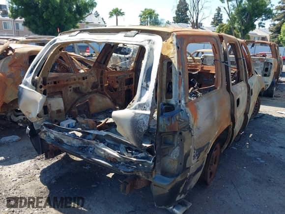 2005 Chevrolet Tahoe LT with VIN 1GNEC13T35R103223, listed as a IAAI auction lot 42165644 with Not provided miles and . Bid and sale history available at DreamBid. Image 4.