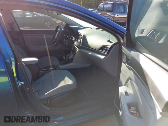 2017 Hyundai Elantra SE z VIN 5NPD84LF9HH058625, wystawiony jako IAAI lot #43387757 z przebiegiem 106 949 mil mil oraz . Historia ofert i sprzedaży dostępna na DreamBid. Obrazek 5.