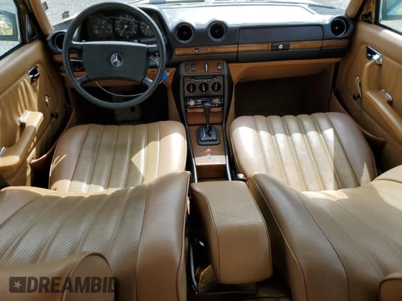 ✅ 1982 Mercedes-Benz 240 • VIN: WDBAB23A5CB311686 • Lot: 86339105. Wystawiony na Copart z przebiegiem 169 775 mil. Bezpłatny archiwum sprzedaży aukcyjnych z USA i szczegółowy raport historii pojazdu na DreamBid. Zdjęcie 8.