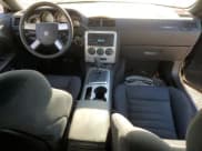 ✅ 2010 Dodge Challenger SE • VIN: 2B3CJ4DV8AH323797 • Lot: 79547304. Wystawiony na Copart z przebiegiem 97 437 mil. Bezpłatny archiwum sprzedaży aukcyjnych z USA i szczegółowy raport historii pojazdu na DreamBid. Zdjęcie 8.