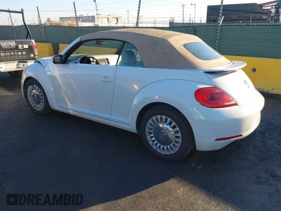 ✅ 2014 Volkswagen Beetle 1.8T • VIN: 3VW517AT3EM824046 • Lot: 43551906. Wystawiony na IAAI z przebiegiem 97 900 mil. Bezpłatny archiwum sprzedaży aukcyjnych z USA i szczegółowy raport historii pojazdu na DreamBid. Zdjęcie 3.