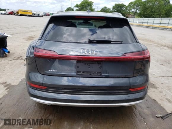 ✅ 2019 Audi e-tron Premium Plus • VIN: WA1LAAGE7KB024699 • Lot: 53759883. Wystawiony na Copart z przebiegiem 19 340 mil. Bezpłatny archiwum sprzedaży aukcyjnych z USA i szczegółowy raport historii pojazdu na DreamBid. Zdjęcie 6.