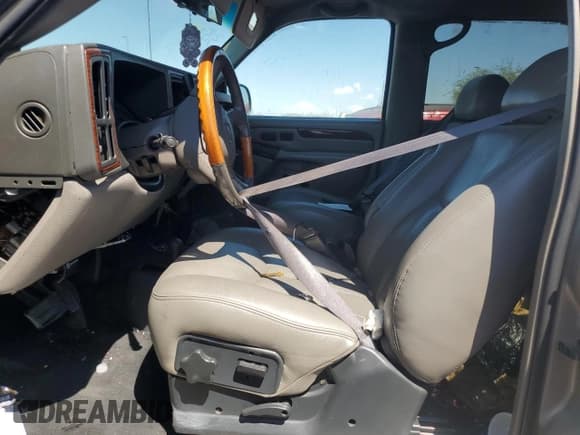 ✅ 2001 Chevrolet Silverado 2500HD • VIN: 1GCHK23161F128318 • Lot: 70668355. Wystawiony na Copart z przebiegiem Nie podano. Bezpłatny archiwum sprzedaży aukcyjnych z USA i szczegółowy raport historii pojazdu na DreamBid. Zdjęcie 7.