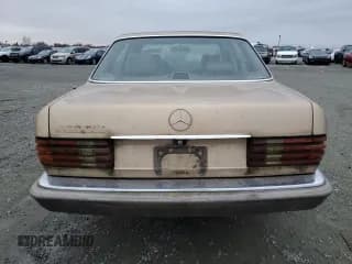 ✅ 1986 Mercedes-Benz 420 SEL • VIN: WDBCA35D8GA273147 • Lot: 86555544. Wystawiony na Copart z przebiegiem 111 782 mil. Bezpłatny archiwum sprzedaży aukcyjnych z USA i szczegółowy raport historii pojazdu na DreamBid. Zdjęcie 6.