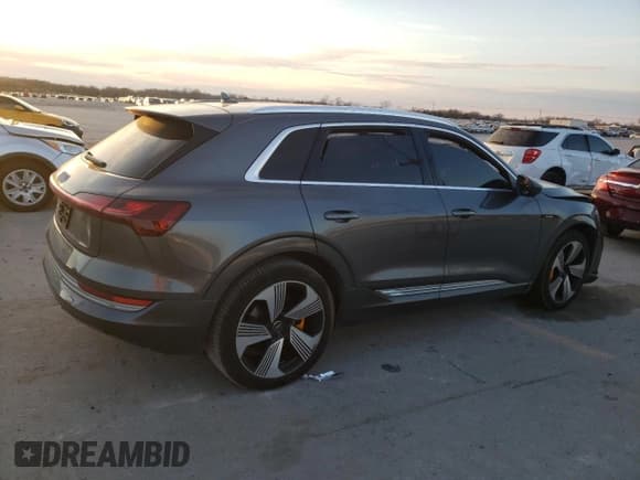 ✅ 2019 Audi e-tron Prestige • VIN: WA1VAAGEXKB006917 • Lot: 43856923. Wystawiony na Copart z przebiegiem 67 805 mil. Bezpłatny archiwum sprzedaży aukcyjnych z USA i szczegółowy raport historii pojazdu na DreamBid. Zdjęcie 3.