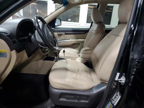 ✅ 2011 Hyundai Santa Fe Limited • VIN: 5XYZKDAG5BG010573 • Lot: 79289214. Listed on Copart with 158,122 mi. Free auction sales archive from the USA and detailed vehicle history report at DreamBid. Image 7.