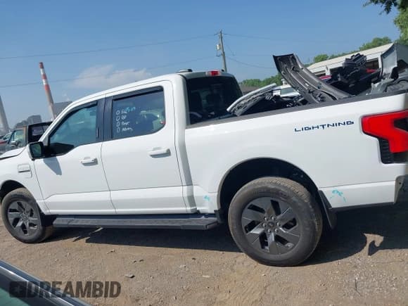 ✅ 2023 Ford F-150 Lightning Pro • VIN: 1FTVW1EL5PWG22503 • Lot: 42825825. Listed on IAAI with 7,030 mi. Free auction sales archive from the USA and detailed vehicle history report at DreamBid. Image 15.