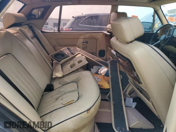 ✅ 1984 Rolls-Royce Silver Spur • VIN: SCAZN42A1ECX09880 • Лот: 59385045. Опубликован ранее на Copart с пробегом 74 013 миль. Бесплатный доступ к архиву аукционных продаж из США и подробный отчёт об истории автомобиля на DreamBid. Изображение 10.