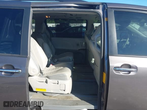 ✅ 2012 Toyota Sienna XLE • VIN: 5TDDK3DC3CS036963 • Lot: 43488551. Wystawiony na IAAI z przebiegiem 180 697 mil. Bezpłatny archiwum sprzedaży aukcyjnych z USA i szczegółowy raport historii pojazdu na DreamBid. Zdjęcie 8.