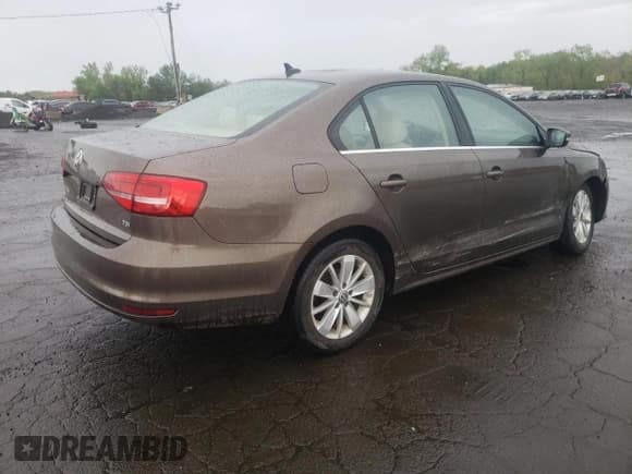 ✅ 2015 Volkswagen Jetta SE • VIN: 3VWD17AJ1FM422960 • Lot: 55860335. Listed on Copart with 87,616 mi. Free auction sales archive from the USA and detailed vehicle history report at DreamBid. Image 3.