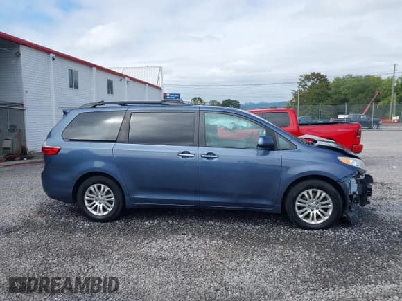 ✅ 2017 Toyota Sienna XLE Premium • VIN: 5TDYZ3DC6HS853512 • Lot: 43383026. Listed on IAAI with 148,424 mi. Free auction sales archive from the USA and detailed vehicle history report at DreamBid. Image 13.