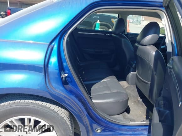 ✅ 2010 Chrysler 300 Touring • VIN: 2C3CA5CV3AH306917 • Lot: 43453545. Listed on IAAI with 204,061 mi. Free auction sales archive from the USA and detailed vehicle history report at DreamBid. Image 8.