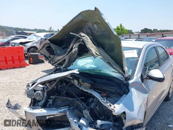 2015 Chevrolet Sonic LS z VIN 1G1JA5SH3F4146565, wystawiony jako IAAI lot #42924341 z przebiegiem 114 320 mil mil oraz . Historia ofert i sprzedaży dostępna na DreamBid. Obrazek 6.