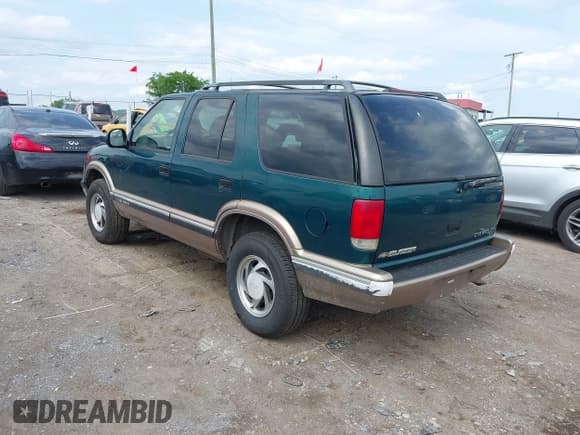 ✅ 1997 Chevrolet Blazer LS • VIN: 1GNDT13W8V2229785 • Lot: 42222096. Wystawiony na IAAI z przebiegiem 244 955 mil. Bezpłatny archiwum sprzedaży aukcyjnych z USA i szczegółowy raport historii pojazdu na DreamBid. Zdjęcie 3.
