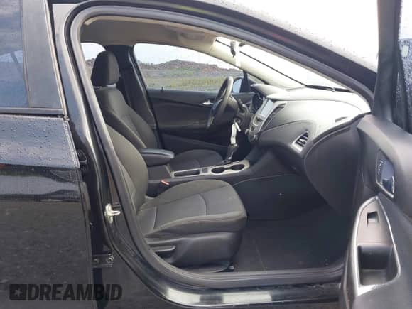 2018 Chevrolet Cruze LS z VIN 1G1BC5SM5J7158901, wystawiony jako IAAI lot #43031111 z przebiegiem 110 072 mil mil oraz . Historia ofert i sprzedaży dostępna na DreamBid. Obrazek 5.