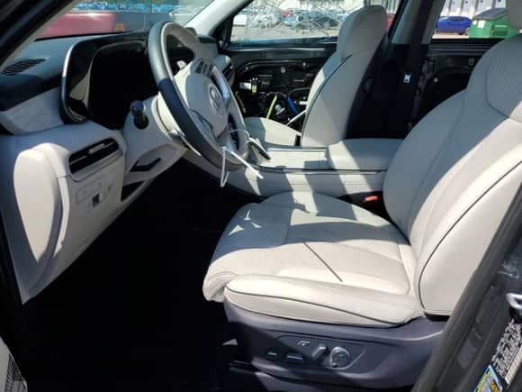 2025 Hyundai Palisade Calligraphy with VIN KM8R74GE9SU869943, listed as a Copart auction lot 54601985 with 4,207 mi miles and Salvage title. Bid and sale history available at DreamBid. Image 7.