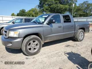 2008 Dodge Dakota SLT z VIN 1D7HW48N88S597218, wystawiony jako Copart lot #67827944 z przebiegiem 88 671 mil mil oraz Czysty tytuł • Clean title. Historia ofert i sprzedaży dostępna na DreamBid. Obrazek 1.