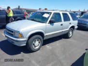 ✅ 1995 Chevrolet Blazer • VIN: 1GNDT13W2S2203162 • Lot: 42863351. Wystawiony na IAAI z przebiegiem 139 555 mil. Bezpłatny archiwum sprzedaży aukcyjnych z USA i szczegółowy raport historii pojazdu na DreamBid. Zdjęcie 2.