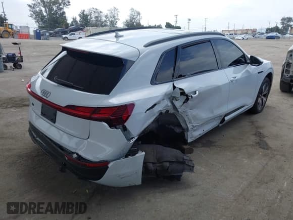 ✅ 2024 Audi Q8 e-tron Premium • VIN: WA14AAGE5RB012744 • Lot: 42245144. Wystawiony na IAAI z przebiegiem 32 747 mil. Bezpłatny archiwum sprzedaży aukcyjnych z USA i szczegółowy raport historii pojazdu na DreamBid. Zdjęcie 4.