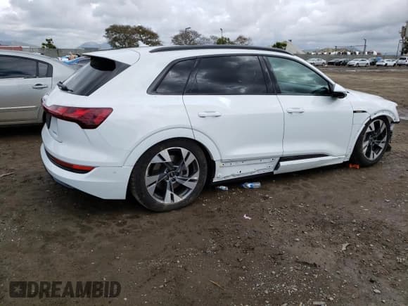 ✅ 2022 Audi e-tron Premium • VIN: WA1AAAGE5NB030514 • Lot: 44645983. Wystawiony na Copart z przebiegiem 10 971 mil. Bezpłatny archiwum sprzedaży aukcyjnych z USA i szczegółowy raport historii pojazdu na DreamBid. Zdjęcie 3.