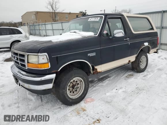 ✅ 1993 Ford Bronco XL • VIN: 1FMEU15N8PLA75411 • Лот: 42177975. Опубликован ранее на Copart с пробегом 217 143 миль. Бесплатный доступ к архиву аукционных продаж из США и подробный отчёт об истории автомобиля на DreamBid. Изображение 1.