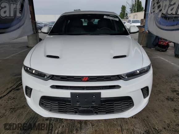 2024 Dodge Hornet R/T z VIN ZACPDFCW1R3A28605, wystawiony jako Copart lot #63086245 z przebiegiem 17 740 mil mil oraz Szkoda całkowita • Salvage title. Historia ofert i sprzedaży dostępna na DreamBid. Obrazek 5.