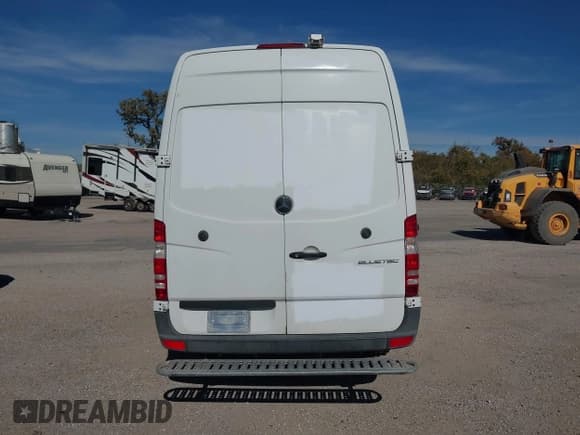 ✅ 2015 Mercedes-Benz Sprinter Cargo EXT • VIN: WD3PE8DBXFP132946 • Lot: 43455287. Wystawiony na IAAI z przebiegiem 403 291 mil. Bezpłatny archiwum sprzedaży aukcyjnych z USA i szczegółowy raport historii pojazdu na DreamBid. Zdjęcie 16.