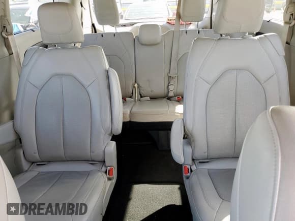 ✅ 2019 Chrysler Pacifica Touring L • VIN: 2C4RC1BG0KR522716 • Lot: 85366965. Wystawiony na Copart z przebiegiem 60 646 mil. Bezpłatny archiwum sprzedaży aukcyjnych z USA i szczegółowy raport historii pojazdu na DreamBid. Zdjęcie 10.