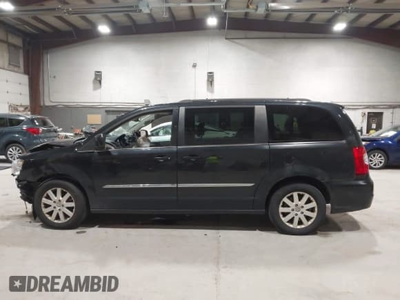 ✅ 2015 Chrysler Town & Country Touring • VIN: 2C4RC1BG6FR664803 • Лот: 43479373. Опубликован ранее на IAAI с пробегом 121 082 миль. Бесплатный доступ к архиву аукционных продаж из США и подробный отчёт об истории автомобиля на DreamBid. Изображение 14.