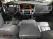 2006 Dodge 3500 SLT z VIN 3D7MX49C76G285307, wystawiony jako Copart lot #62428695 z przebiegiem 104 413 mil mil oraz Czysty tytuł • Clean title. Historia ofert i sprzedaży dostępna na DreamBid. Obrazek 8.