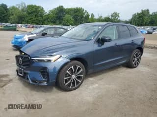 ✅ 2024 Volvo XC60 Plus Dark Theme • VIN: YV4L12RL0R1739988 • Лот: 65598695. Опубликован ранее на Copart с пробегом 18 849 миль. Бесплатный доступ к архиву аукционных продаж из США и подробный отчёт об истории автомобиля на DreamBid. Изображение 1.