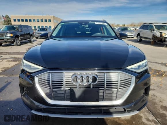 ✅ 2022 Audi e-tron Premium Plus • VIN: WA1LAAGE6NB011026 • Лот: 91427445. Опубликован ранее на Copart с пробегом 93 455 миль. Бесплатный доступ к архиву аукционных продаж из США и подробный отчёт об истории автомобиля на DreamBid. Изображение 5.