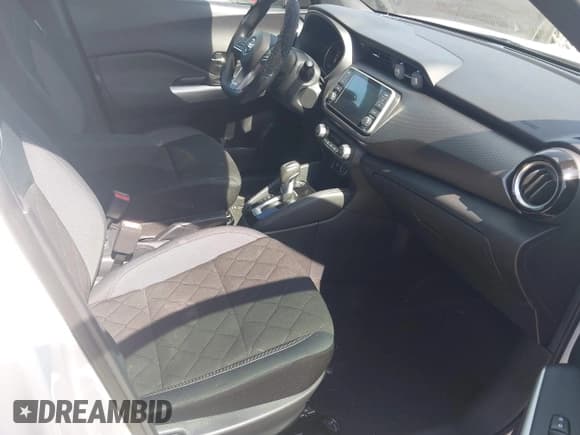 ✅ 2019 Nissan Kicks S • VIN: 3N1CP5CU7KL482446 • Lot: 43301809. Wystawiony na IAAI z przebiegiem 72 112 mil. Bezpłatny archiwum sprzedaży aukcyjnych z USA i szczegółowy raport historii pojazdu na DreamBid. Zdjęcie 5.