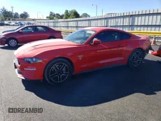 ✅ 2021 Ford Mustang GT Premium • VIN: 1FA6P8CF5M5147353 • Lot: 89927675. Wystawiony na Copart z przebiegiem 32 305 mil. Bezpłatny archiwum sprzedaży aukcyjnych z USA i szczegółowy raport historii pojazdu na DreamBid. Zdjęcie 1.