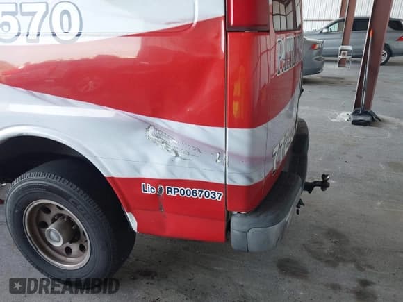 ✅ 2014 Chevrolet Express Cargo • VIN: 1GCWGFCA6E1198422 • Lot: 43923610. Wystawiony na IAAI z przebiegiem 187 505 mil. Bezpłatny archiwum sprzedaży aukcyjnych z USA i szczegółowy raport historii pojazdu na DreamBid. Zdjęcie 17.