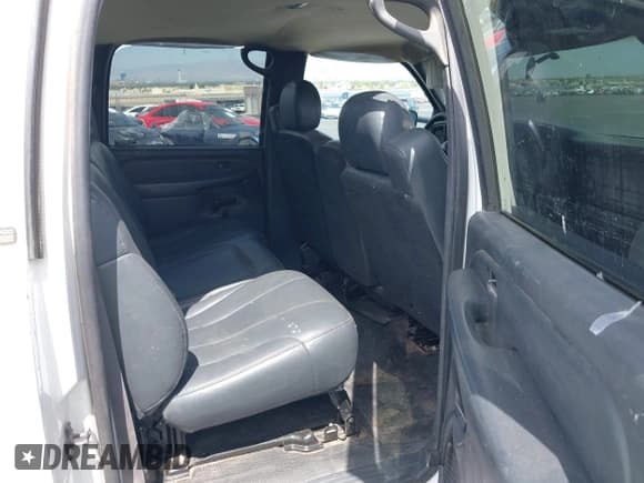 ✅ 2001 Chevrolet Silverado 2500HD LS • VIN: 1GCHC23GX1F202504 • Lot: 42361816. Wystawiony na IAAI z przebiegiem Nie podano. Bezpłatny archiwum sprzedaży aukcyjnych z USA i szczegółowy raport historii pojazdu na DreamBid. Zdjęcie 8.