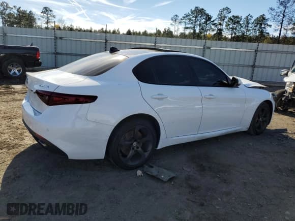 ✅ 2018 Alfa Romeo Giulia • VIN: ZARFAEDN7J7567993 • Lot: 72034332. Wystawiony na Copart z przebiegiem 35 437 mil. Bezpłatny archiwum sprzedaży aukcyjnych z USA i szczegółowy raport historii pojazdu na DreamBid. Zdjęcie 3.