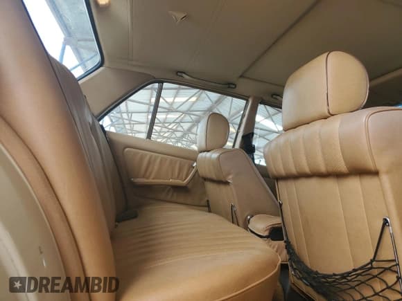 ✅ 1982 Mercedes-Benz 240 • VIN: WDBAB23A5CB334921 • Lot: 61423295. Wystawiony na Copart z przebiegiem 289 133 mil. Bezpłatny archiwum sprzedaży aukcyjnych z USA i szczegółowy raport historii pojazdu na DreamBid. Zdjęcie 10.