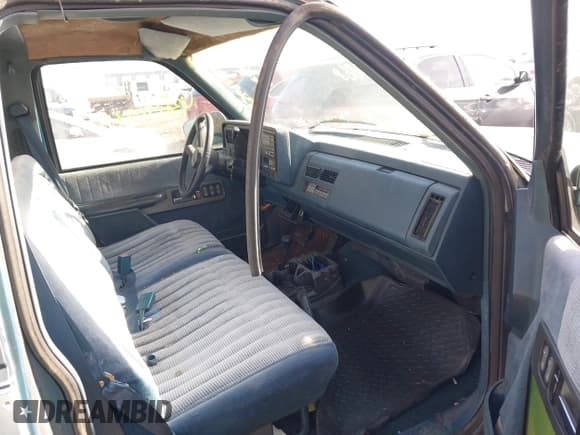 ✅ 1991 Chevrolet Silverado 1500 • VIN: 1GCDK14KXME109748 • Lot: 43690868. Wystawiony na IAAI z przebiegiem 204 438 mil. Bezpłatny archiwum sprzedaży aukcyjnych z USA i szczegółowy raport historii pojazdu na DreamBid. Zdjęcie 5.