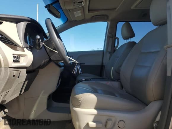 ✅ 2017 Toyota Sienna XLE • VIN: 5TDYZ3DC1HS885185 • Lot: 91701405. Wystawiony na Copart z przebiegiem 60 156 mil. Bezpłatny archiwum sprzedaży aukcyjnych z USA i szczegółowy raport historii pojazdu na DreamBid. Zdjęcie 7.