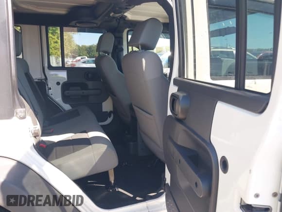 ✅ 2010 Jeep Wrangler Unlimited Sport • VIN: 1J4BA3H12AL170892 • Lot: 43352817. Listed on IAAI with 146,068 mi. Free auction sales archive from the USA and detailed vehicle history report at DreamBid. Image 8.
