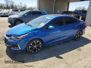 2019 Chevrolet Cruze Premier z VIN 1G1BF5SM0K7116421, wystawiony jako Copart lot #53355425 z przebiegiem 92 073 mil mil oraz Szkoda całkowita • Salvage title. Historia ofert i sprzedaży dostępna na DreamBid. Obrazek 1.