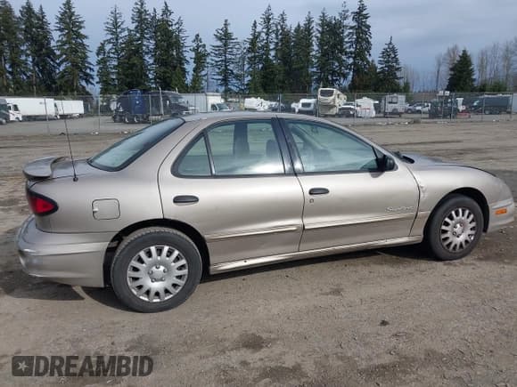✅ 2001 Pontiac Sunfire SE • VIN: 1G2JB524817130195 • Lot: 41626711. Wystawiony na IAAI z przebiegiem 199 141 mil. Bezpłatny archiwum sprzedaży aukcyjnych z USA i szczegółowy raport historii pojazdu na DreamBid. Zdjęcie 6.