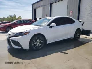 2024 Toyota Camry SE с VIN 4T1T11AK1RU868199, выставлен на аукционе Copart как лот 69488715 с пробегом 27 560 миль миль и Списание • Salvage title. История ставок и продаж доступна на DreamBid. Изображение 1.