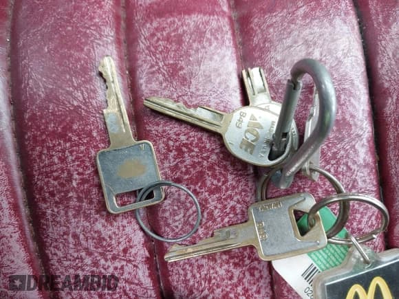 ✅ 1985 GMC Jimmy • VIN: 1G5CT18B1F0504282 • Lot: 42131565. Wystawiony na IAAI z przebiegiem 3 938 mil. Bezpłatny archiwum sprzedaży aukcyjnych z USA i szczegółowy raport historii pojazdu na DreamBid. Zdjęcie 11.