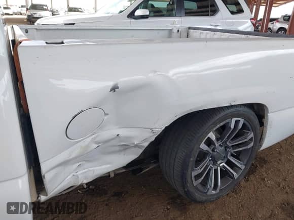 2003 Chevrolet Silverado 1500 LS z VIN 1GCEC14T93Z290620, wystawiony jako IAAI lot #43064697 z przebiegiem 172 198 mil mil oraz . Historia ofert i sprzedaży dostępna na DreamBid. Obrazek 6.